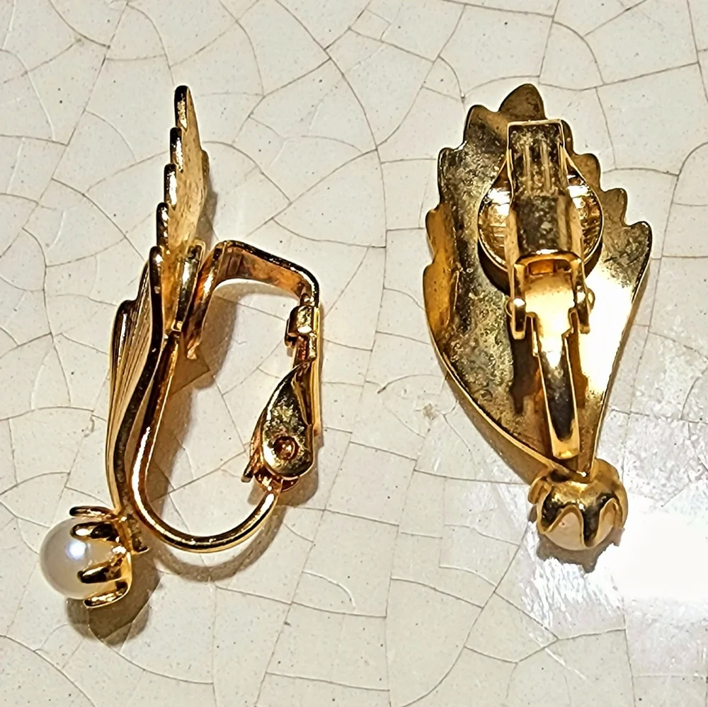 Vintage art Deco lightweight golden feather prong set pearl clip on earrings